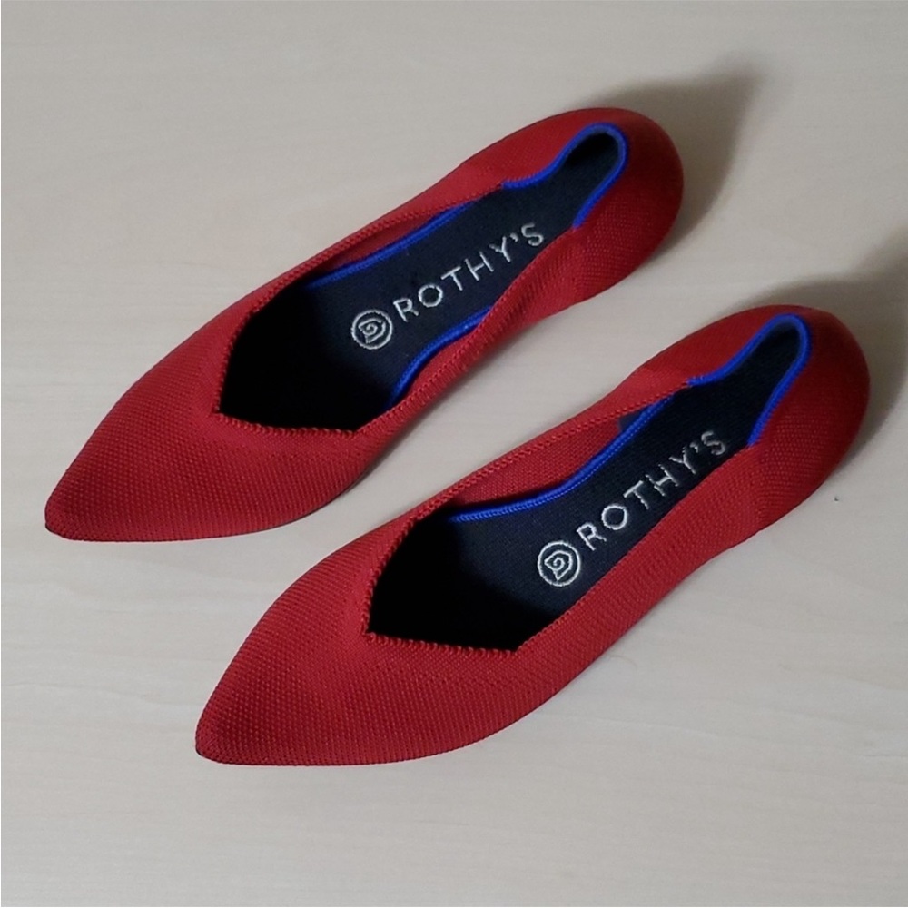Size 8 Rothy’s flats. Great condition.